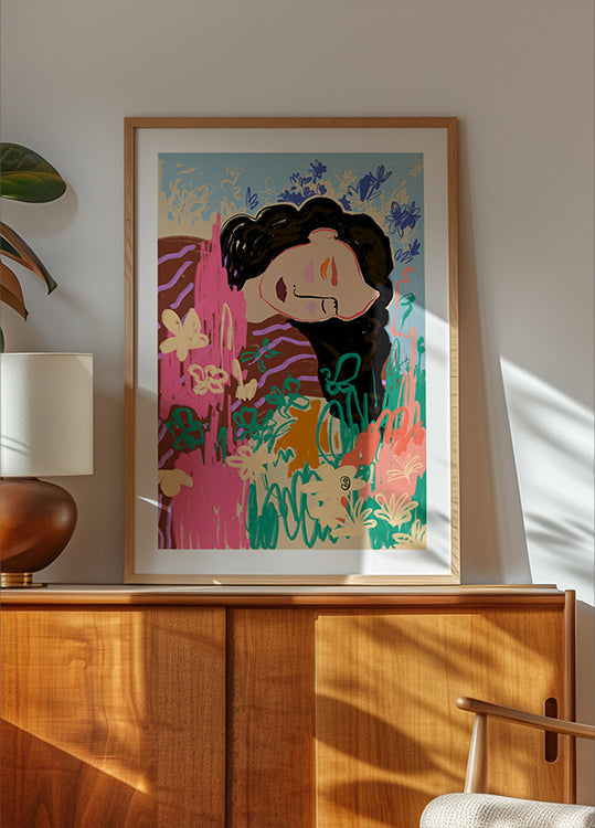 Figura espressiva circondata da poster di fiori colorati