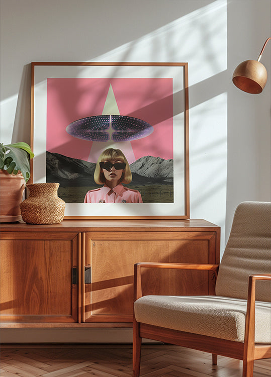 Una donna in piedi sotto un UFO (NUOVO)