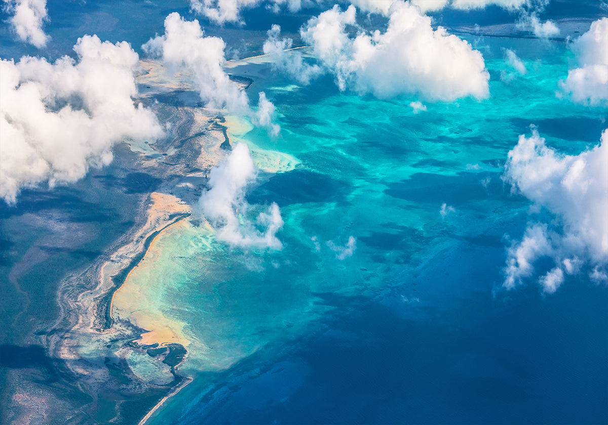 La spiaggia di sabbia incontra l'oceano