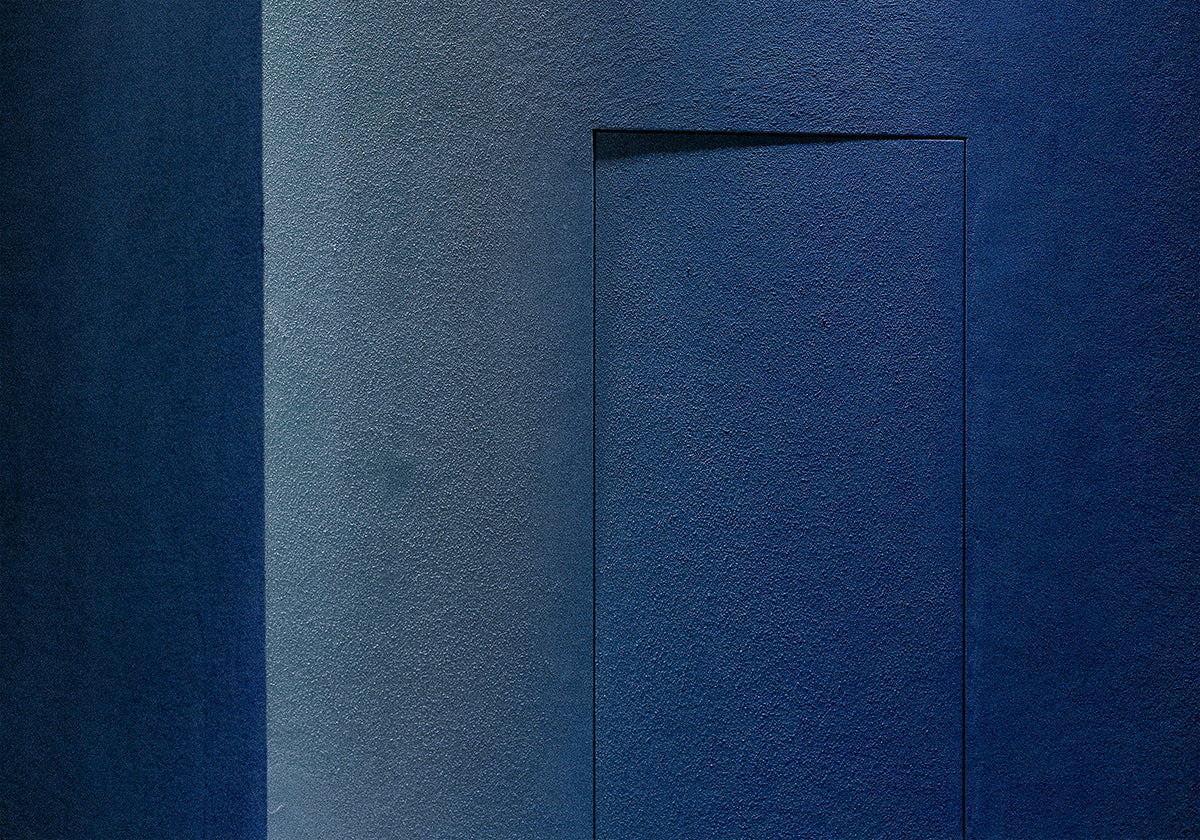 Minimalismo blu o poster di una porta segreta
