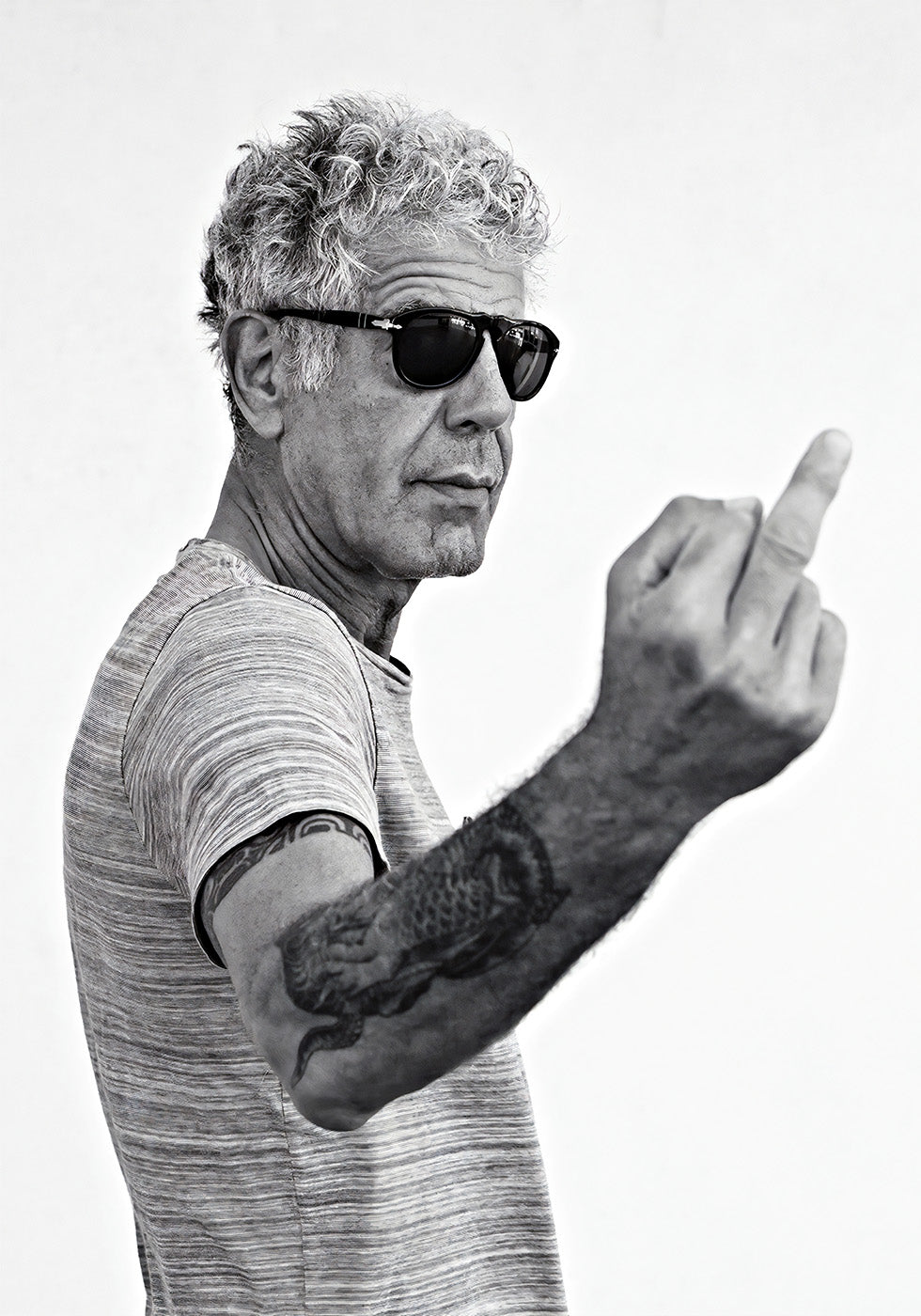 Anthony Bourdain Middle Finger Plakat - Posterbox.dk
