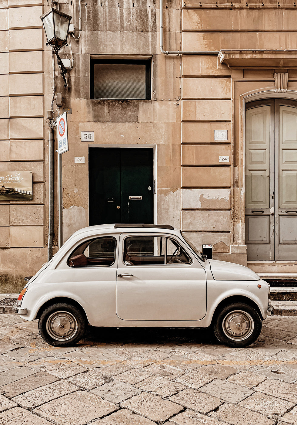 Manifesto di auto d'epoca in ambiente urbano