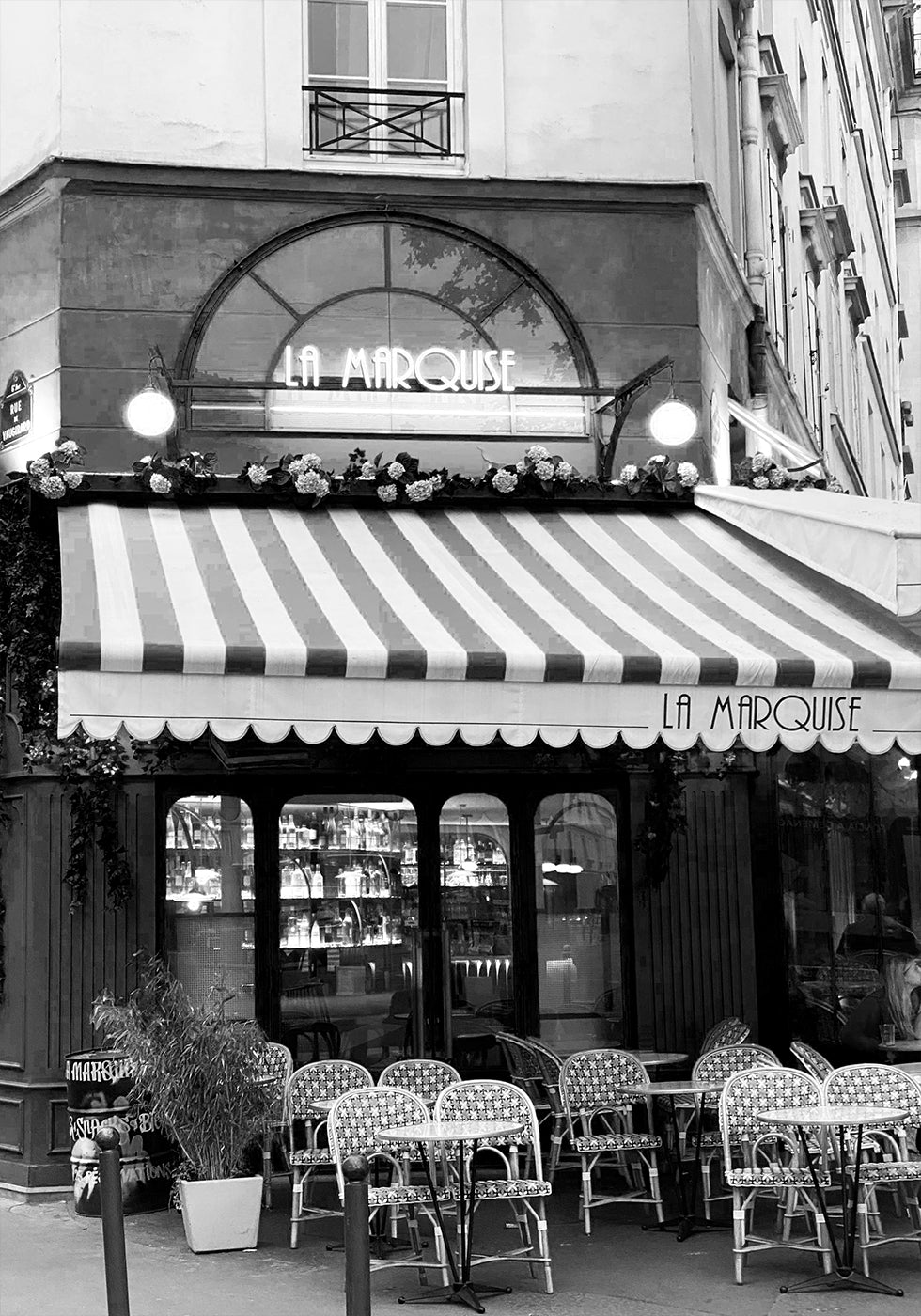 Poster in bianco e nero del Café La Marchesa di Parigi