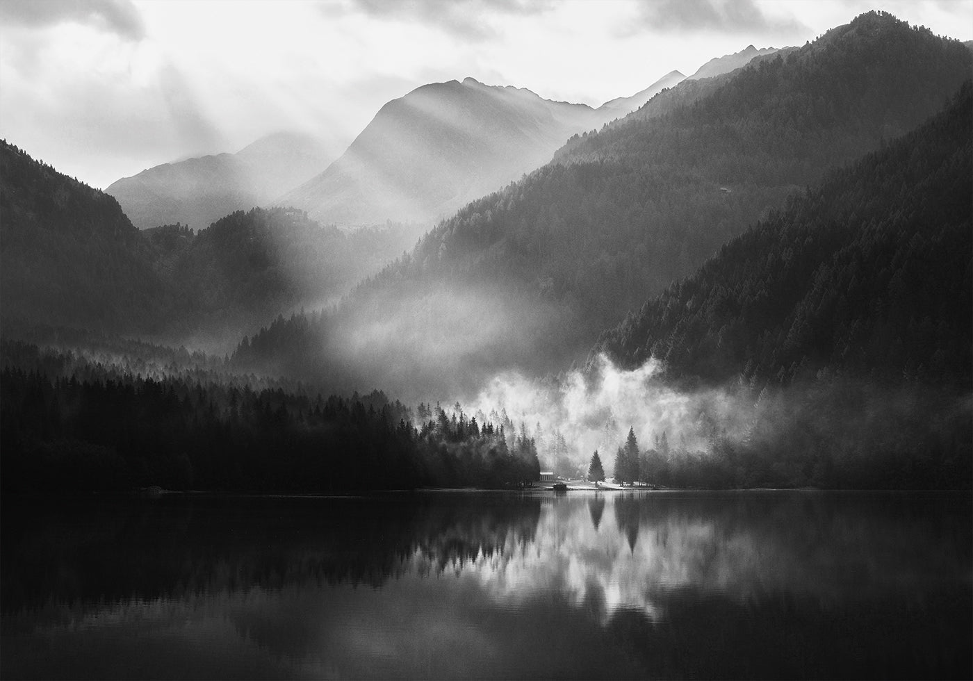 Manifesto della riva nebbiosa di un lago di montagna 