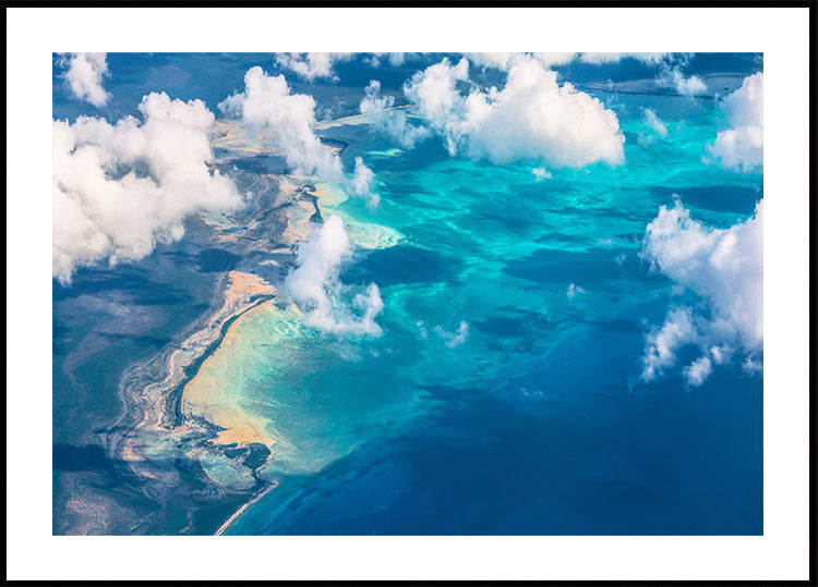 La spiaggia di sabbia incontra l'oceano