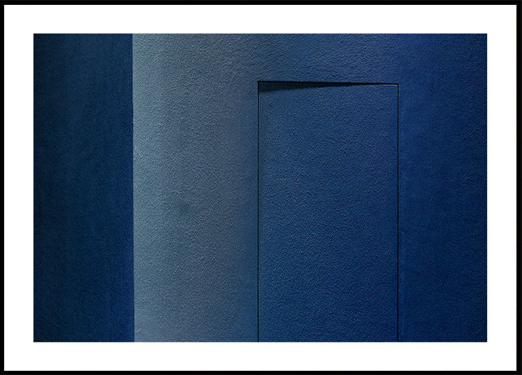 Minimalismo blu o poster di una porta segreta