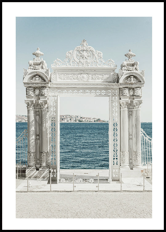 Poster decorativo bianco del cancello sul mare