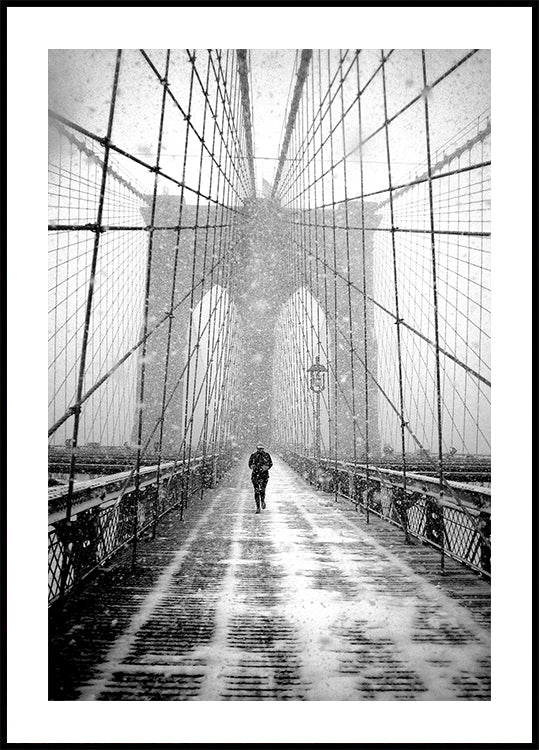 New York Walker in Blizzard - Brooklyn Bridge Plakat