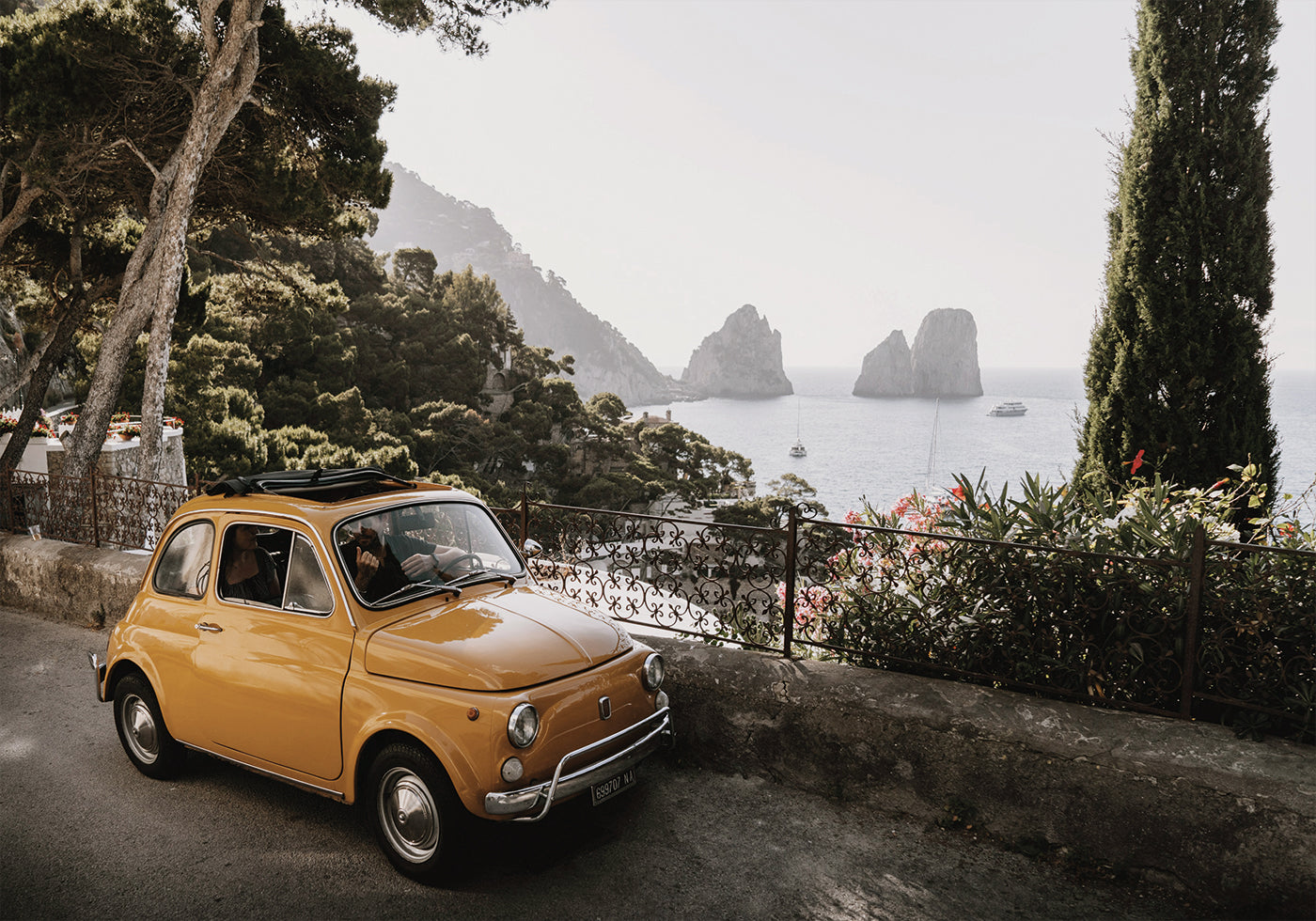 Poster Macchinina arancione a Capri - Posterbox.it