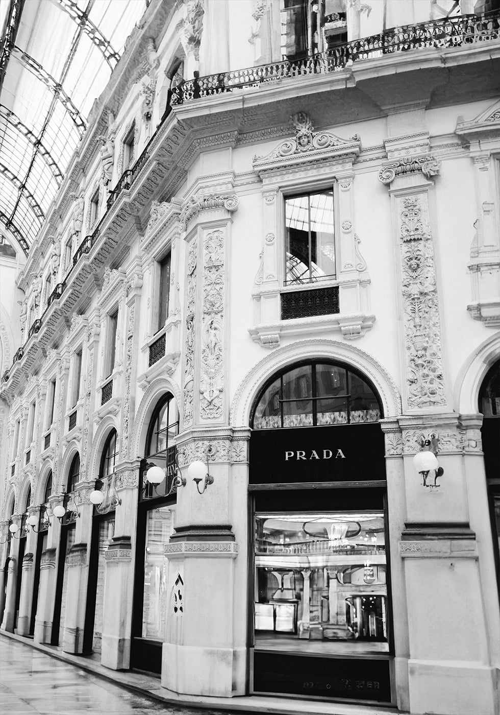 Poster in bianco e nero della boutique Prada di Milano