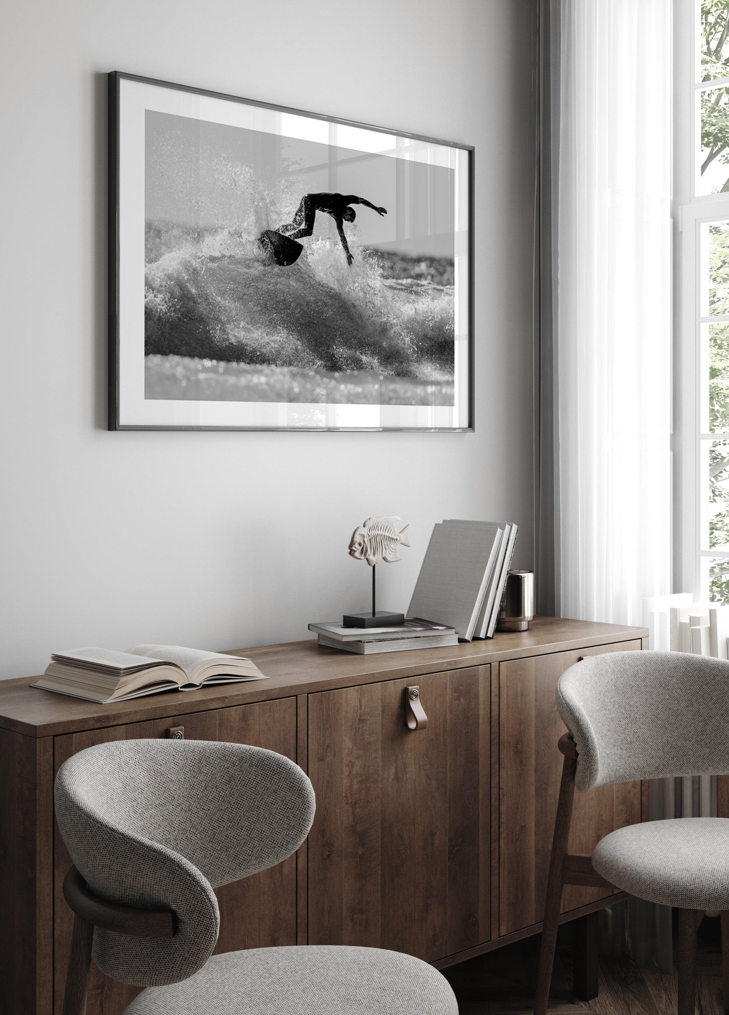 Surfista che cavalca l'onda dell'oceano