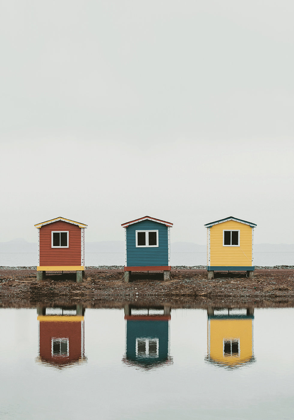 Poster di cabine colorate sull'acqua