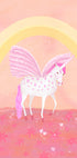 Un unicorno bianco con macchie rosa si trova in un campo di fiori rosa, con un arco giallo sullo sfondo.