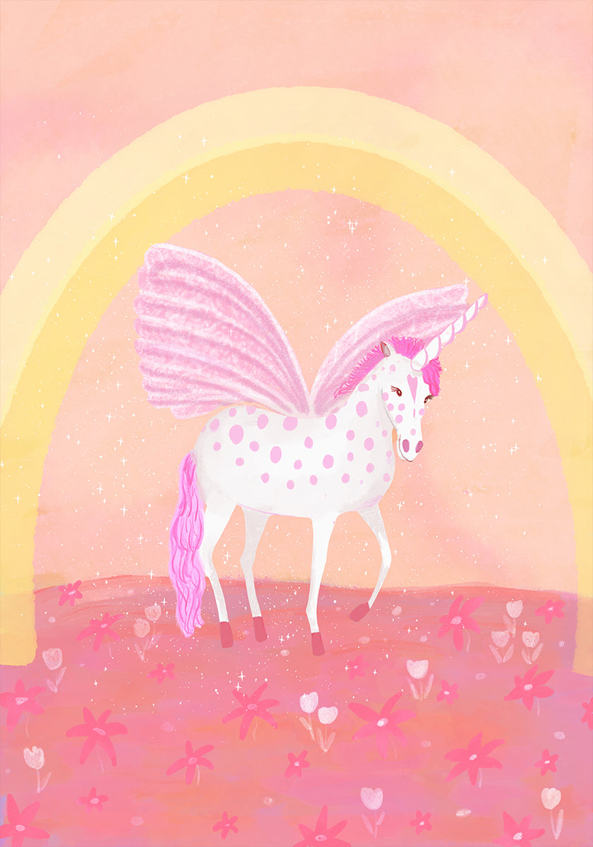 Un unicorno bianco con macchie rosa si trova in un campo di fiori rosa, con un arco giallo sullo sfondo.