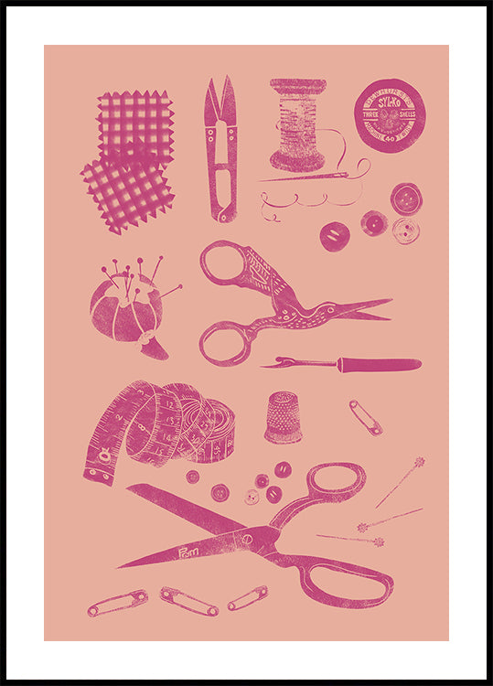 L'immagine è una raccolta di vari strumenti e materiali per cucito e artigianato, tra cui forbici, spille, aghi, bottoni e metro a nastro, tutti raffigurati in una combinazione di colori rosa.