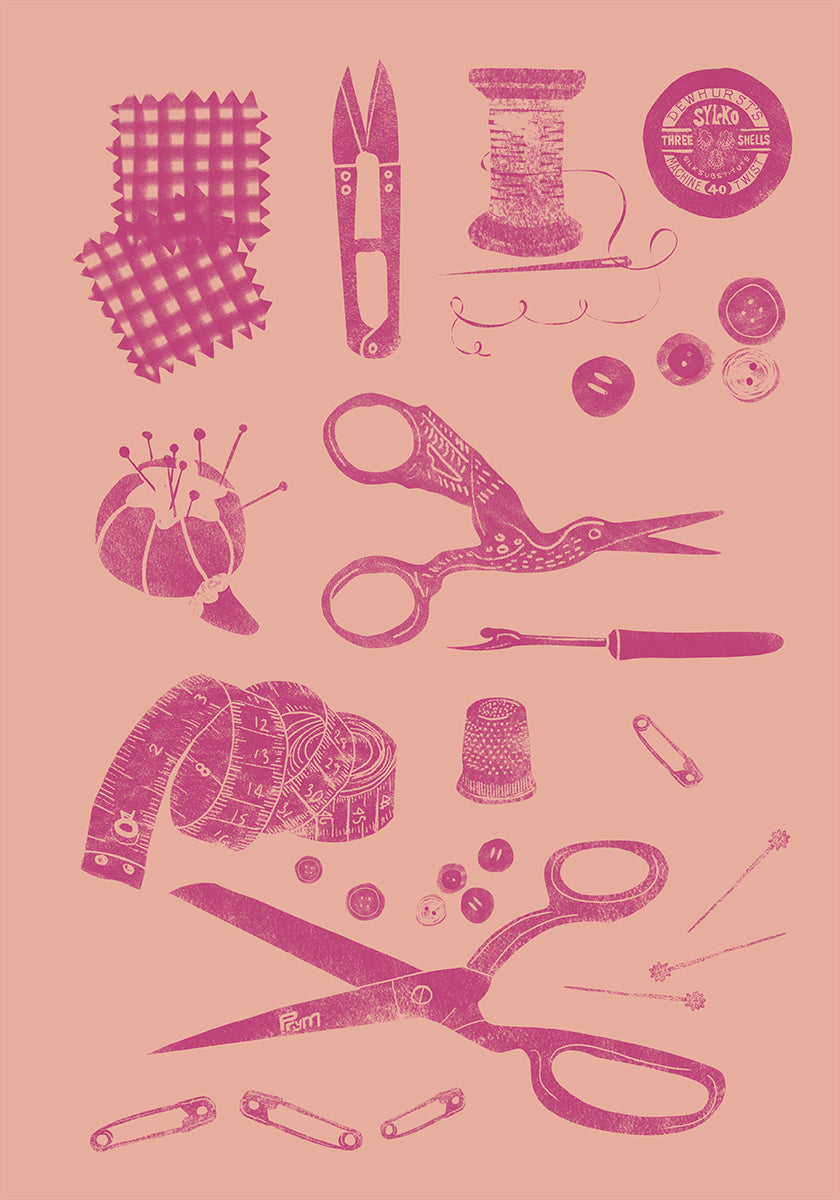 vari strumenti e forniture per cucito e artigianato, tra cui forbici, spille, aghi, filo, bottoni e un rocchetto di filo, tutti raffigurati in una combinazione di colori rosa e bianco.