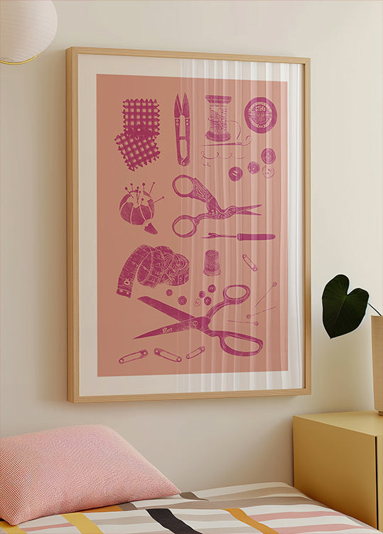 un poster incorniciato di strumenti per cucire e per l'artigianato, tra cui forbici, spille, aghi e altri oggetti legati al cucito, appeso a una parete sopra un letto.