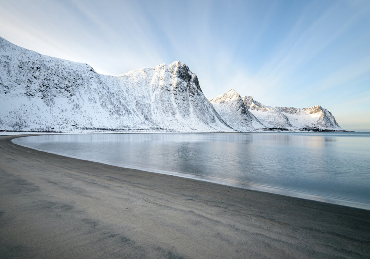 Costa della montagna innevata