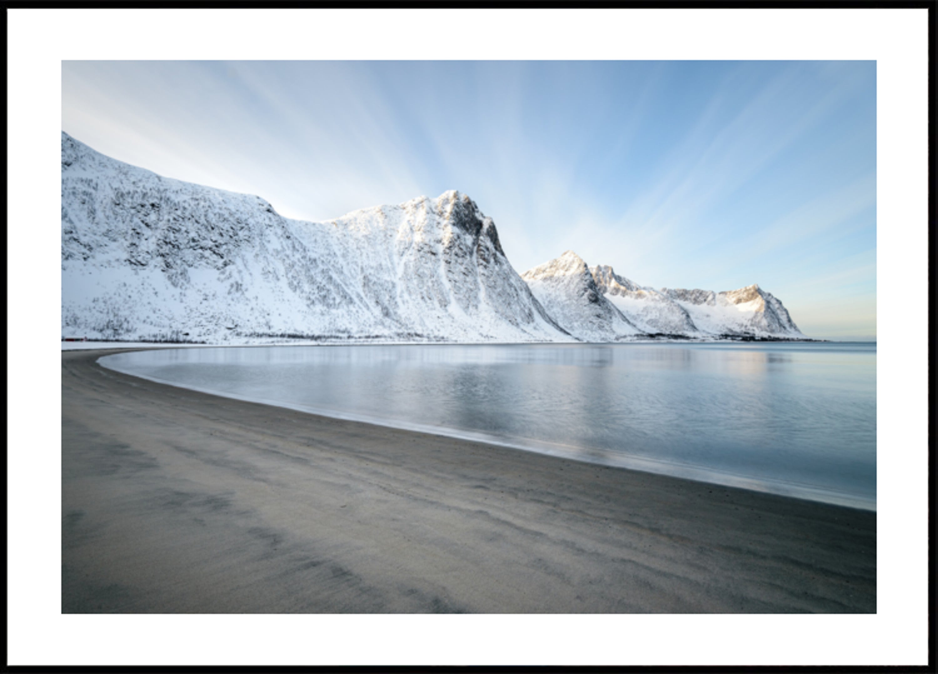 Costa della montagna innevata