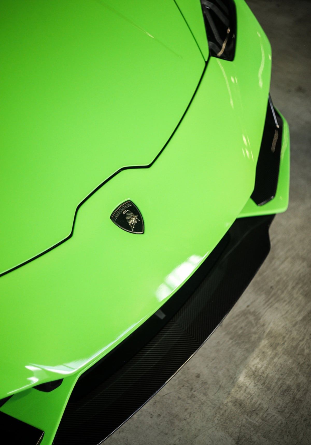 Elegante auto sportiva verde