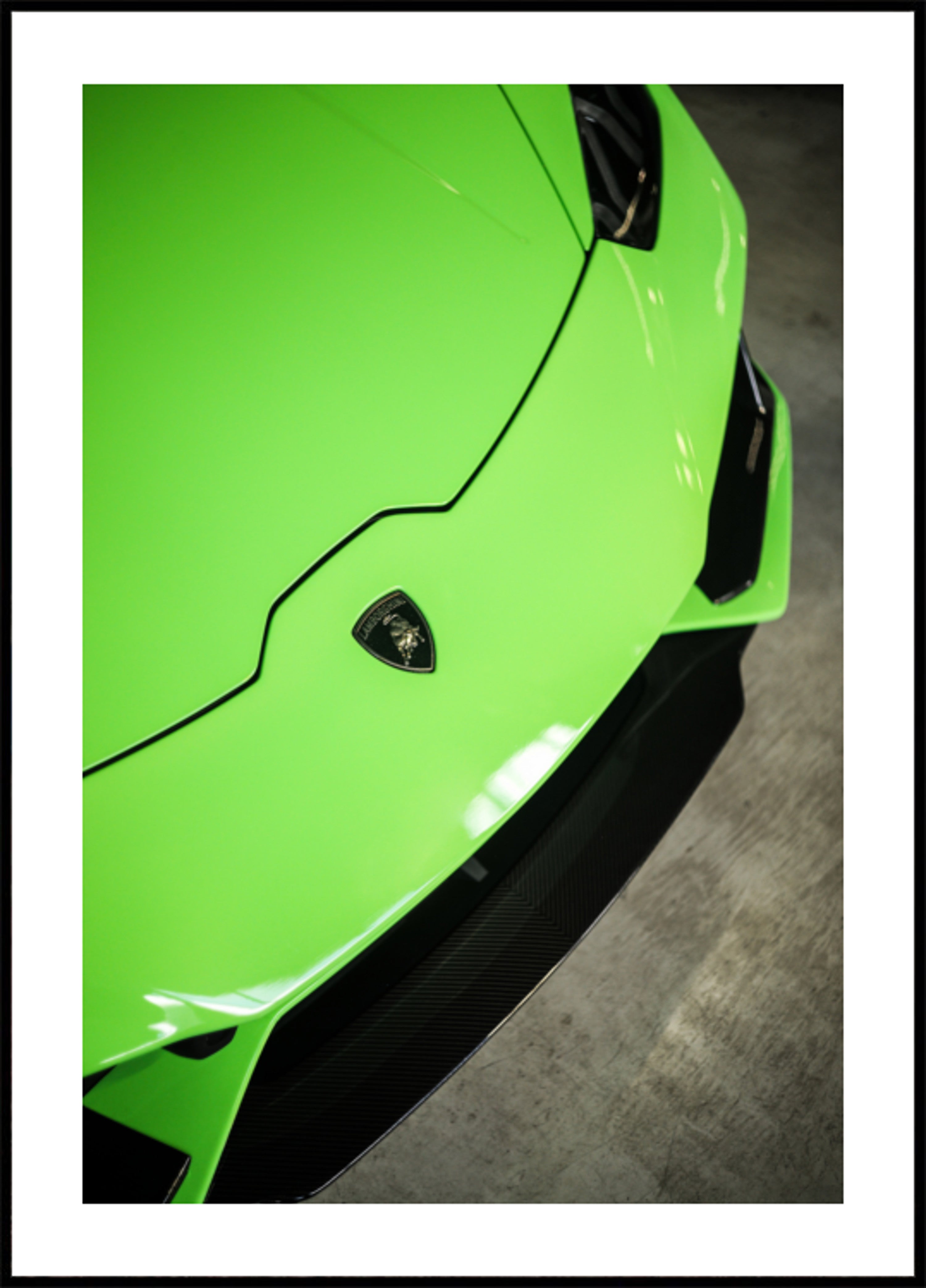 Elegante auto sportiva verde