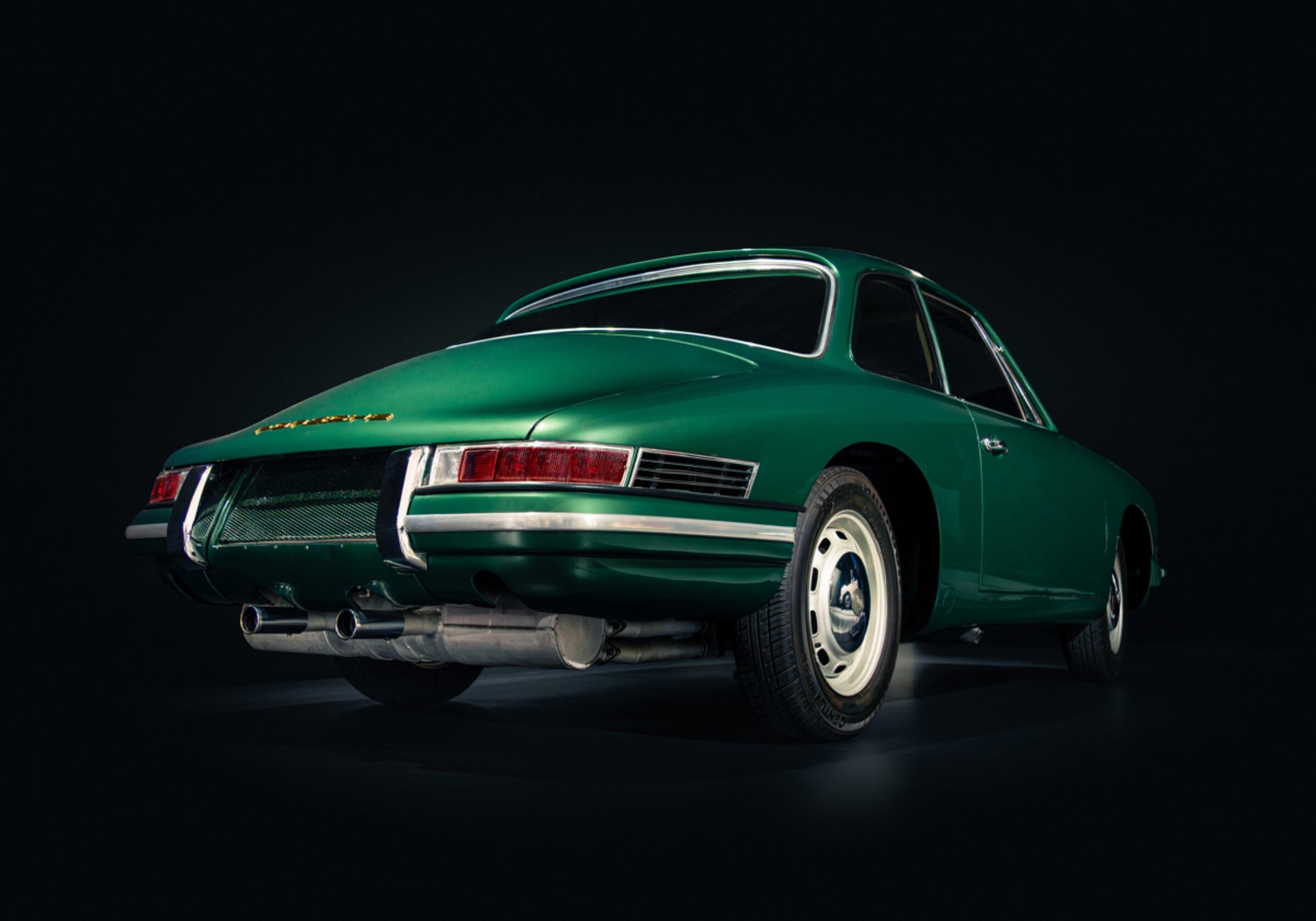 Automobile sportiva verde classica