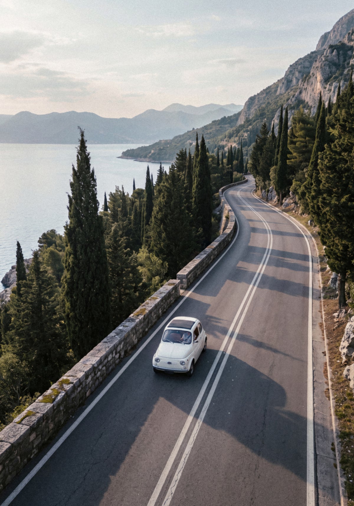 Guida costiera di auto d'epoca