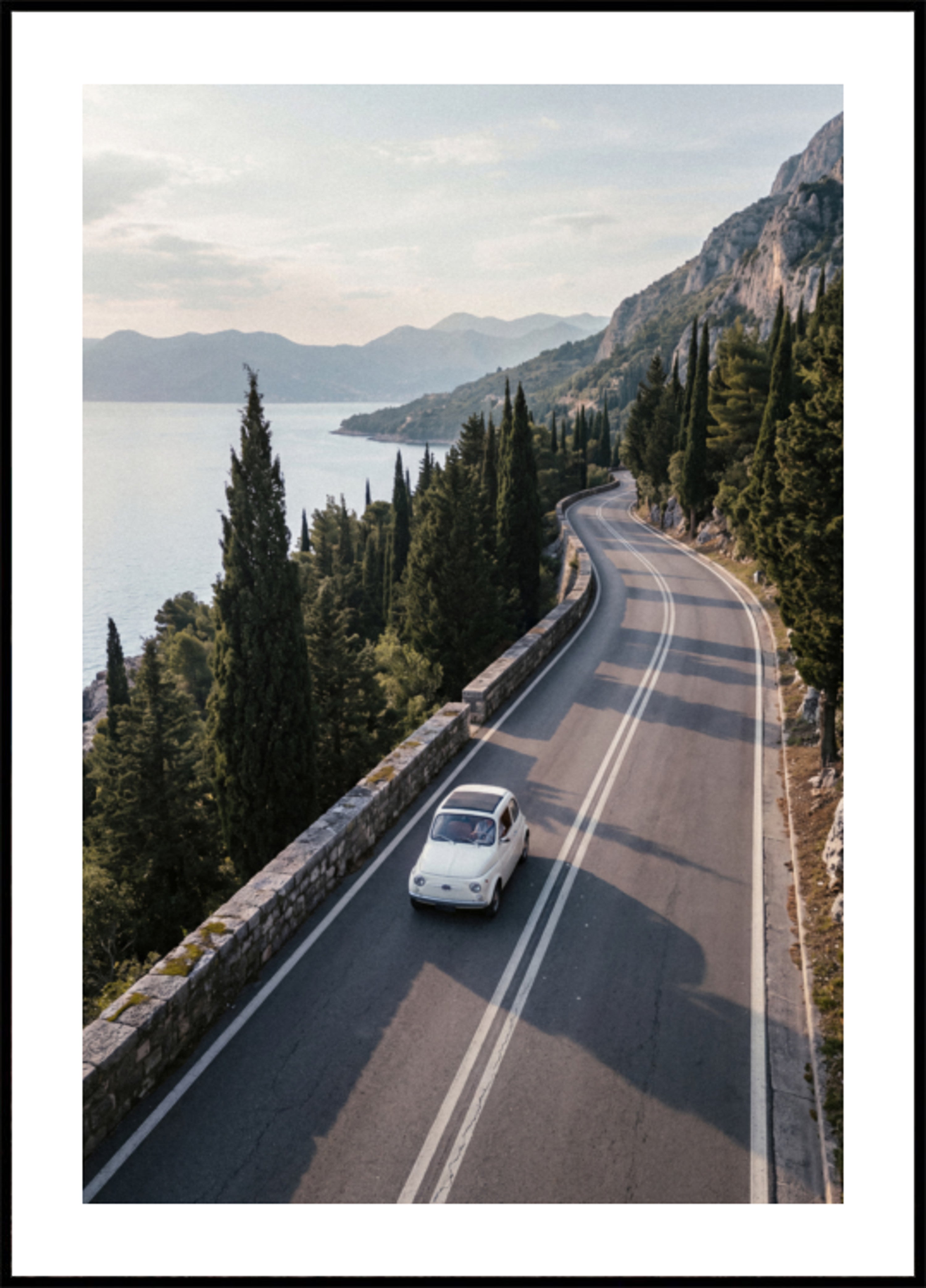 Guida costiera di auto d'epoca