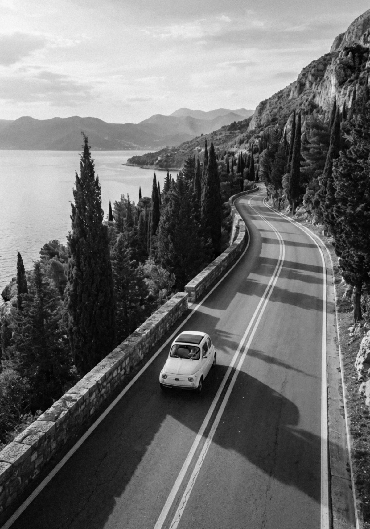 Guida costiera di auto d'epoca