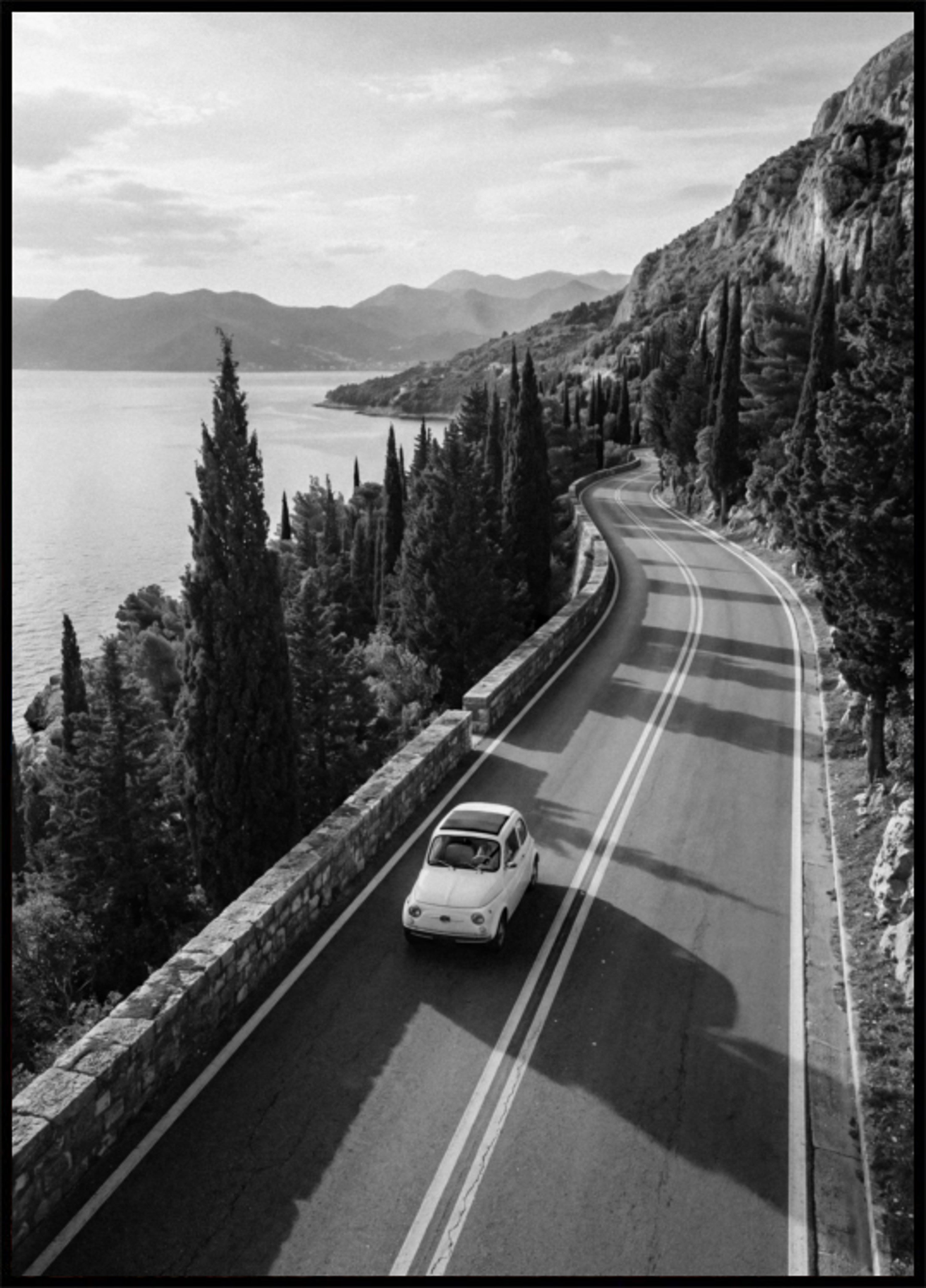 Guida costiera di auto d'epoca