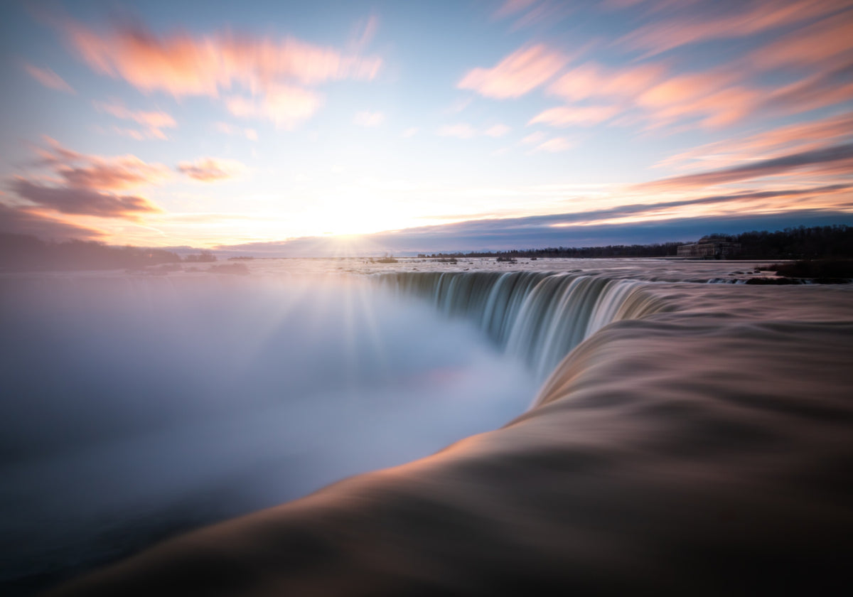 Alba dorata della cascata