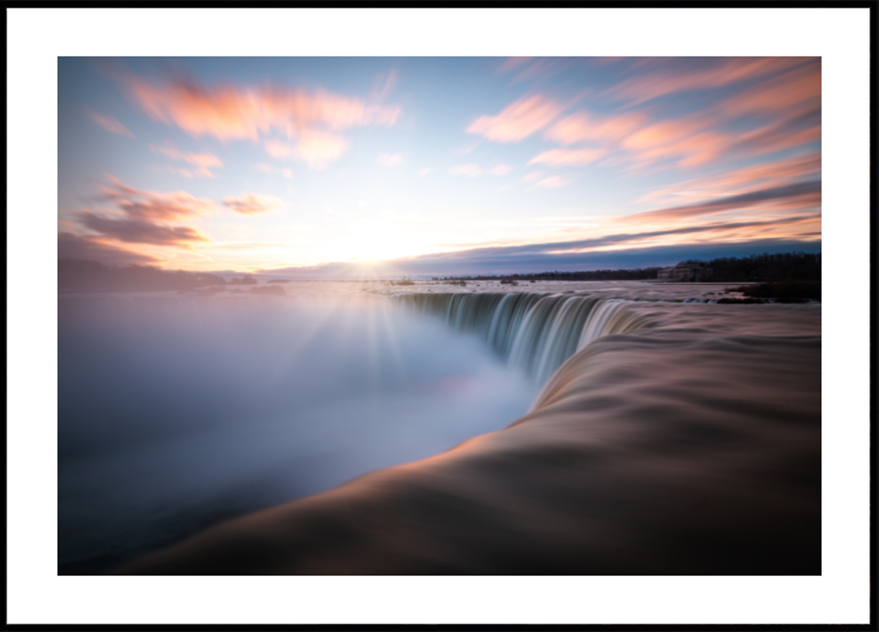 Alba dorata della cascata