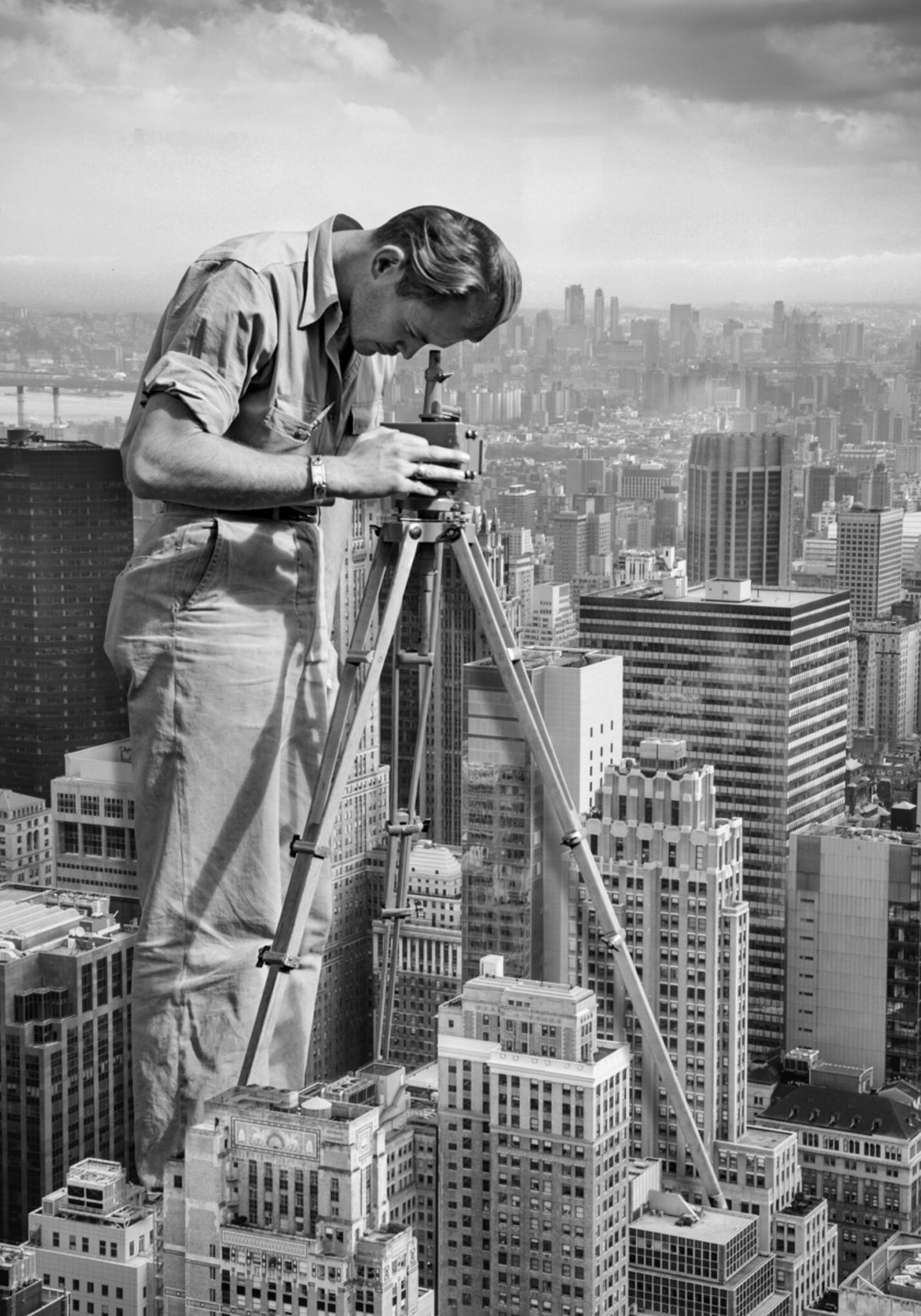 L'Uomo Gigante esamina la città