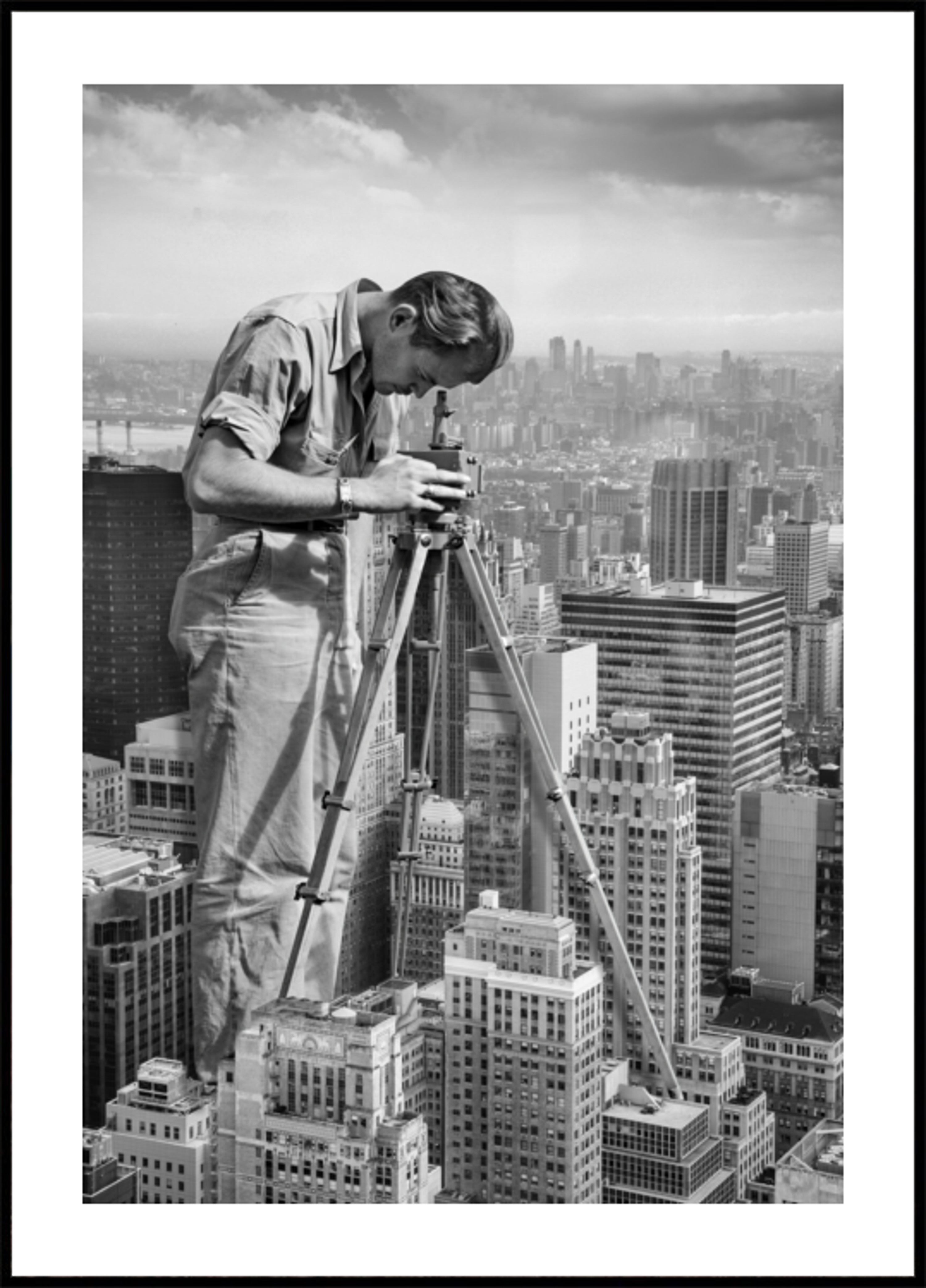 L'Uomo Gigante esamina la città