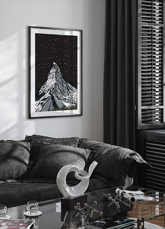 Poster Montagna innevata sotto un cielo notturno stellato