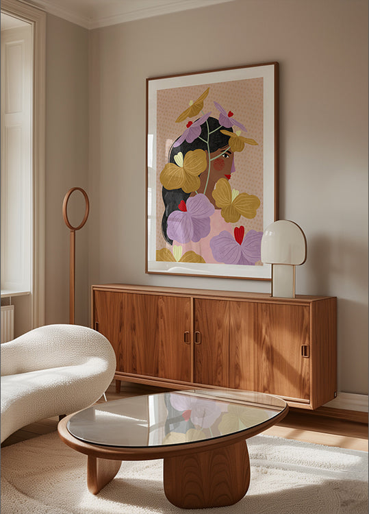 Nascosto dietro il poster di fiori gialli viola