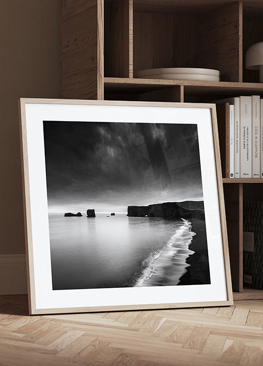 Poster che lambisce la riva di un oceano solitario