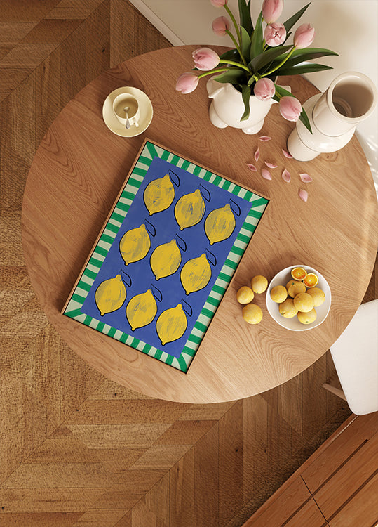 Limoni gialli vibranti su un poster blu intenso
