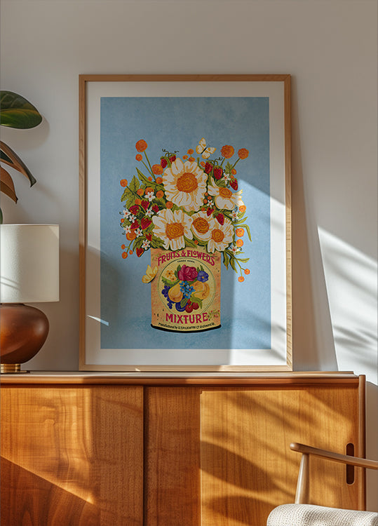 Fiori In Una Lattina Di Tè D'epoca