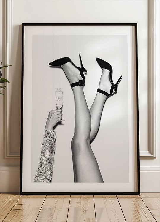 Poster in bianco e nero con gambe champagne