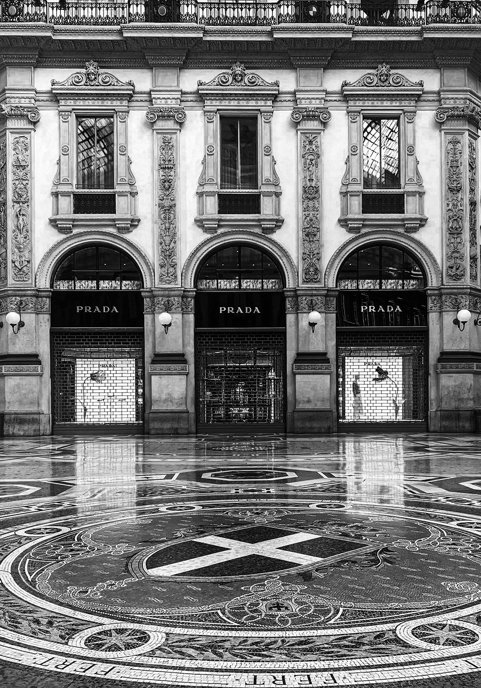Prada Milan Façade Black & White Plakat - Posterbox