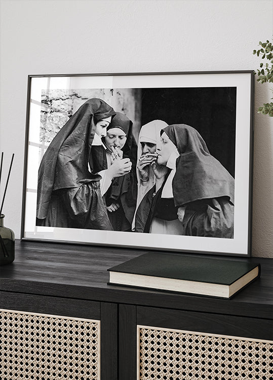 Rebellious Nuns, Black and White Smoking Nuns Plakat - Posterbox.dk