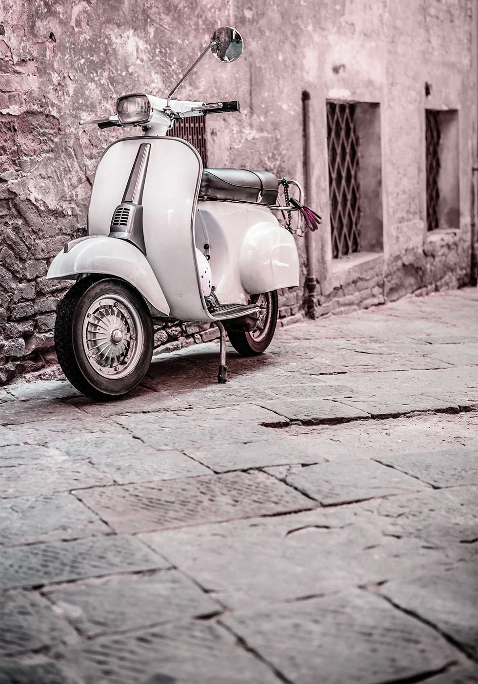 Vintage Scooter in Cobblestone Alley Plakat - Posterbox.dk