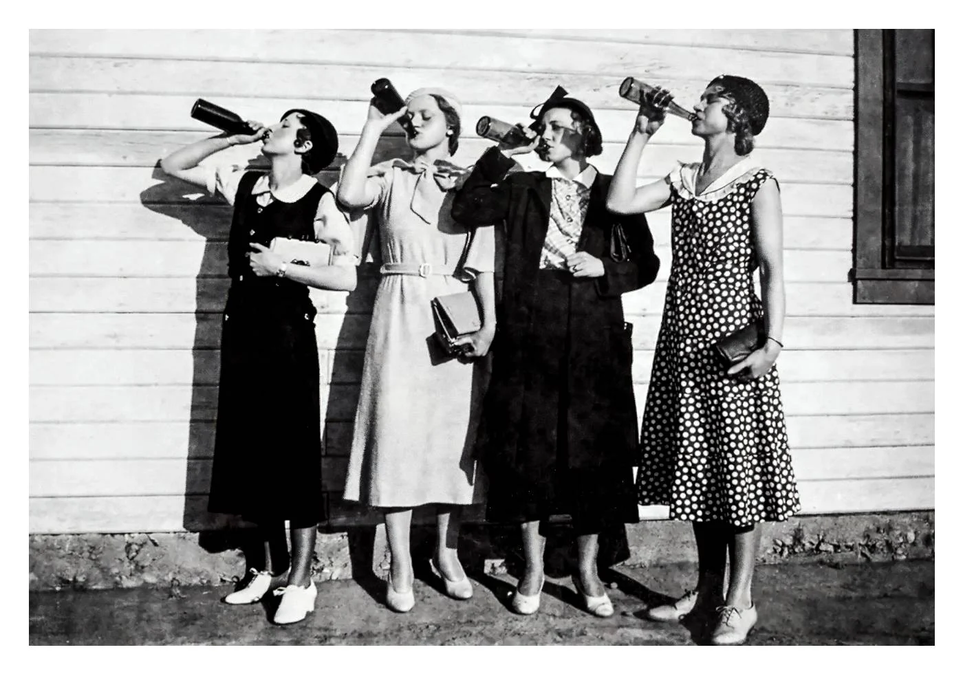 Vintage Women Drinking Beer Black & White Plakat - Posterbox.dk