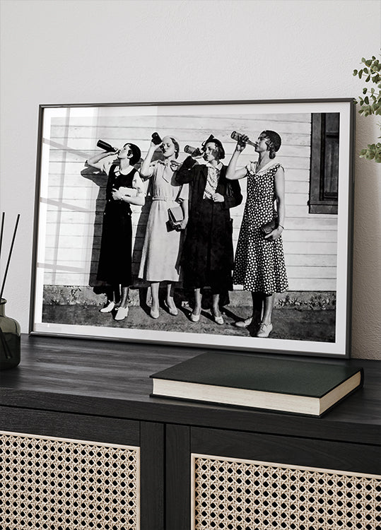 Vintage Women Drinking Beer Black & White Plakat - Posterbox.dk