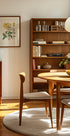 un soggiorno accogliente e ben organizzato con una libreria in legno, un tavolo rotondo in legno e una sedia in legno. La stanza ha un'atmosfera calda e invitante, con la luce naturale che filtra dalla finestra.