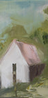 una casa bianca con un tetto rosa, incastonata in un paesaggio verde lussureggiante con alberi e fogliame.
