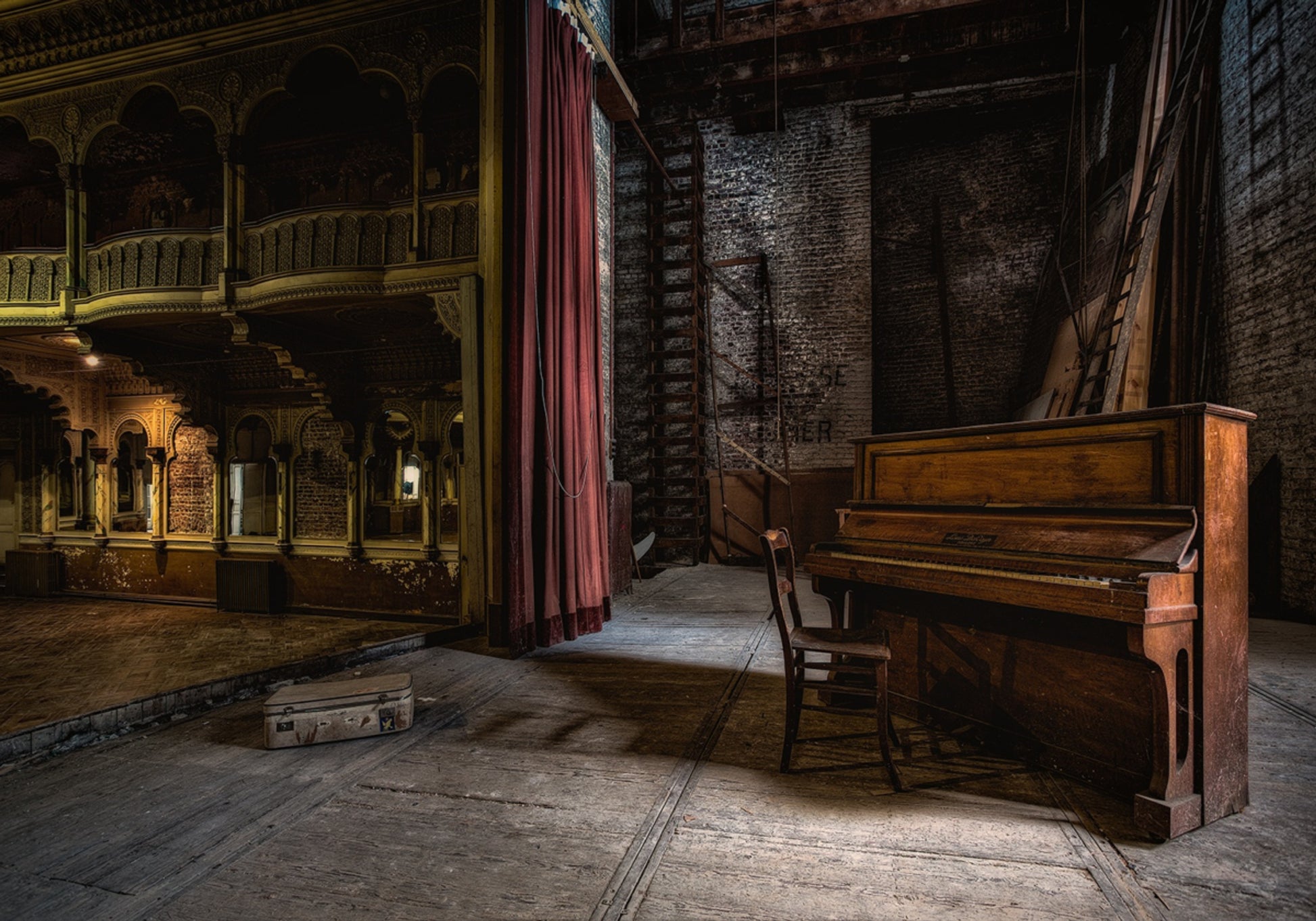 Pianoforte teatrale abbandonato