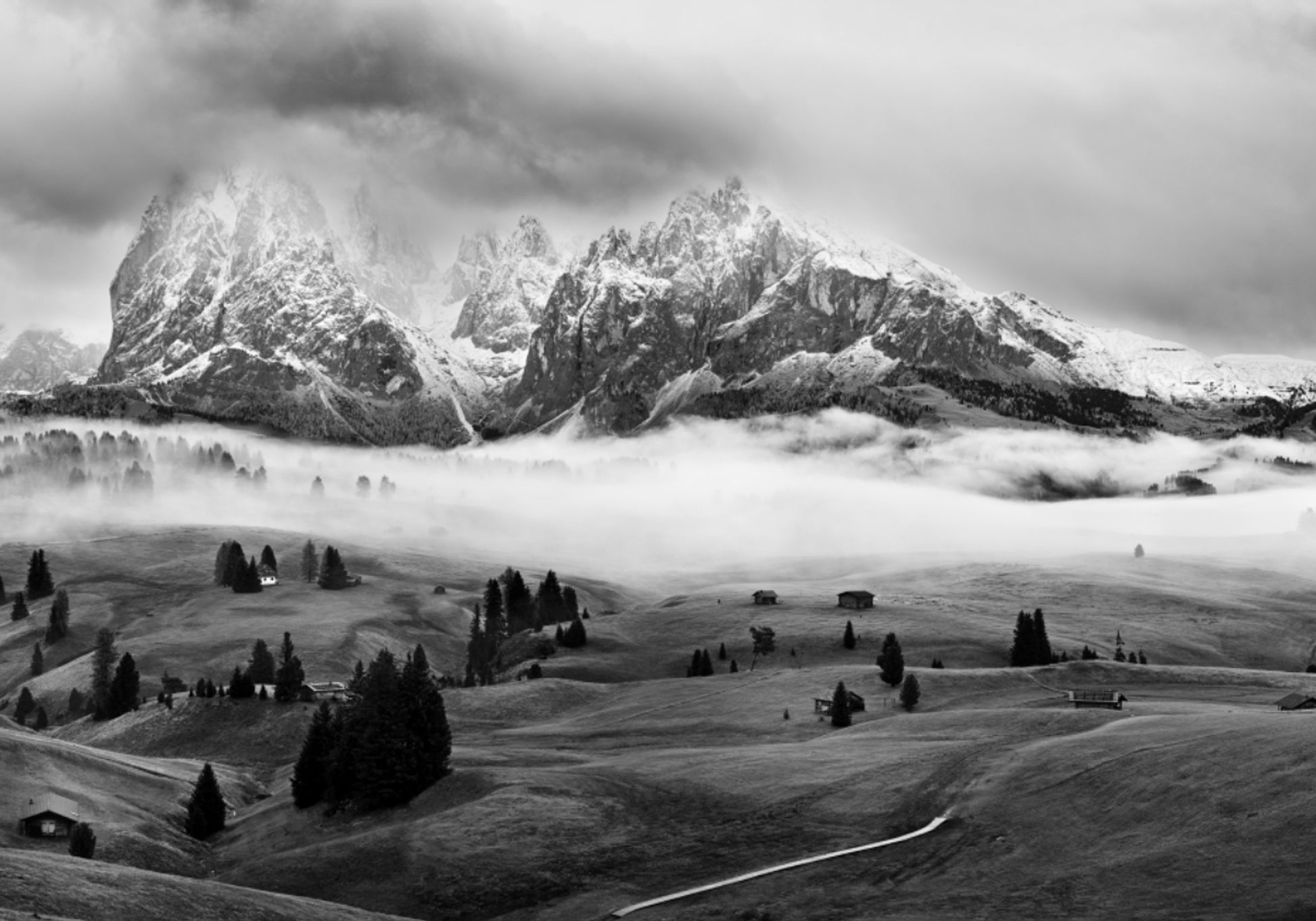 Nebbia di montagna maestosa