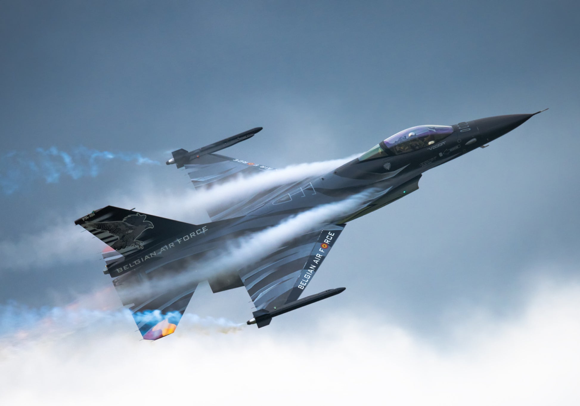 Scie di vapore dei jet da combattimento